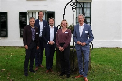 Teilnehmende des Podiumsgesprächs im Kutschhaus auf dem Landgut Singraven (v.l.n.r.) Marc Scheibel (LANUV NRW), Dr. Michael Kiehl (Landkreis Emsland), Martijn Dadema (Provinz Overijssel) Joanne Vinke-de Kruif (Universiteit Twente, Moderation), Dr. Stefan Kuks (Waterschap Vechtstromen)