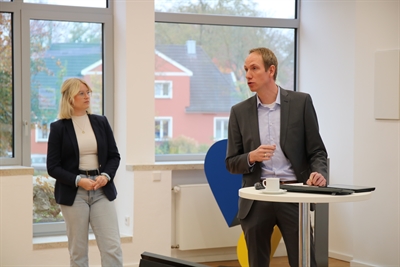 Michael Weitzell (Leiter der Stabsstelle des Kreises Borken) und Katharina Krimphoff (Mobilfunkkoordinatorin des Kreises Borken) gaben einen kurzen Überblick zur Mobilfunkversorgung im Kreis Borken. 