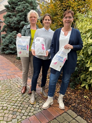 Die Gleichstellungsbeauftragten Christiane Betting (Gescher, links), Christine Ameling (Vreden, Mitte) und Cordula Mauritz (Stadtlohn, rechts) bedanken sich bei den teilnehmenden Bäckereien. Foto: Stadt Vreden