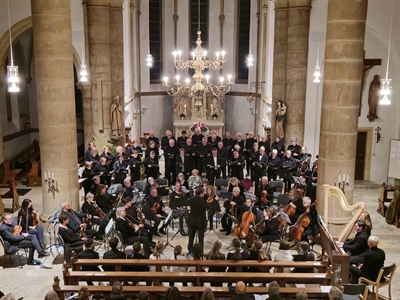 Am 1. Adventssonntag fand das traditionelle Adventskonzert der Musikschule HSK mit dem Kammerorchester Arnsberg in der Hellefelder Kirche statt. 