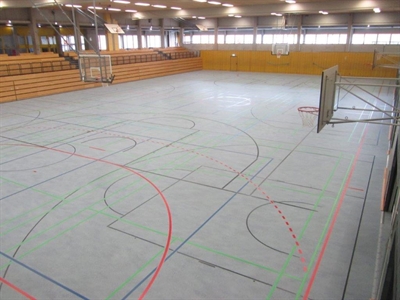 Die Halle 1 der Hellweg-Sporthallen hat nach einem Wasserschaden einen neuen Sportboden bekommen.