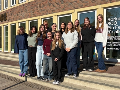 Schülerinnen der Julia-Koppers-Gesamtschule haben gemeinsam mit dem FARB-Team Führungen durch die Sonderschau für Kinder und Familien erarbeitet.